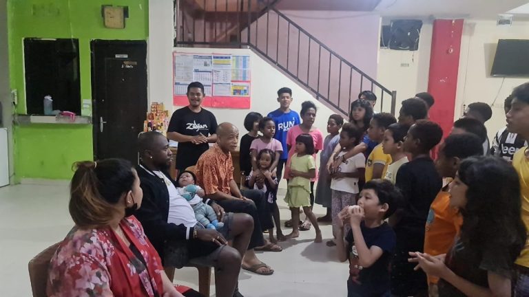 Mengunjungi mereka